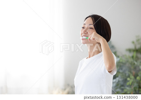 Middle female tooth brushing 131438000