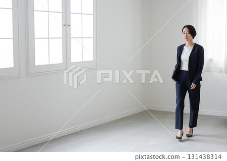 一位穿著西裝的中年婦女在室內散步 131438314