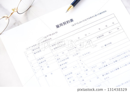 僱傭合約-雇主與僱員之間簽訂的書面僱傭合同,其中規定了僱傭合同的內容,例如工資和工作時間。 僱傭合約-雇主與僱員之間簽訂的書面僱傭合同,其中規定了僱傭合同的內容,例如工資和工作時間。 131438329