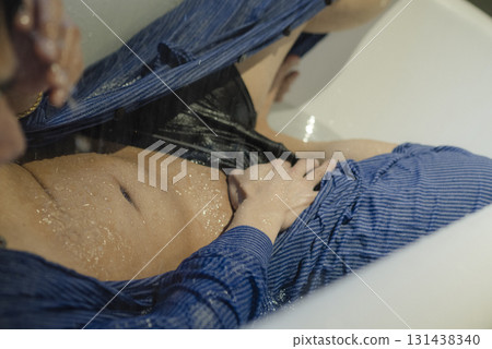 浴室裡穿著濕衣服和內衣的男人，沒有臉 131438340