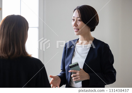 中間女人開會 131438437