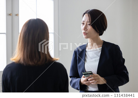 一位中年婦女在會議中露出憤怒的表情 131438441