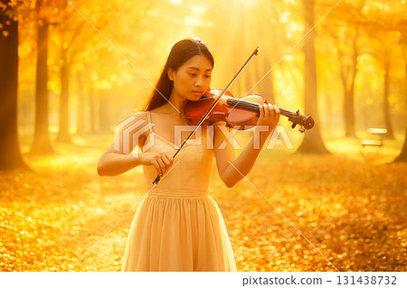 秋天的公園裡拉小提琴的女人 秋天的公園裡拉小提琴的女人 131438732