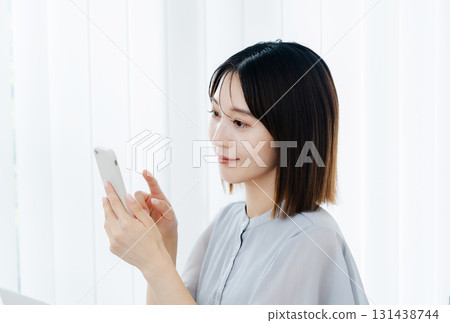 在辦公室看智能手機的女商人 131438744