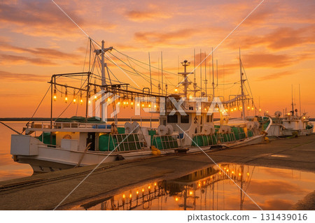 魷魚漁船上有很多燈。武藏漁船碼頭。燈光。 魷魚漁船上有很多燈。武藏漁船碼頭。燈光。 131439016