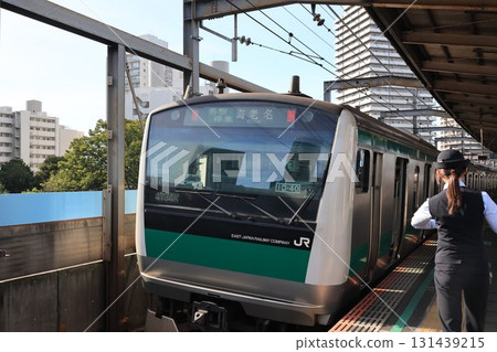 A Saikyo Line train bound for Ebina departing Kita-Yono Station A Saikyo Line train bound for Ebina departing Kita-Yono Station 131439215