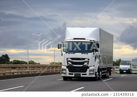 物流卡車 131439318