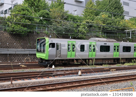山手線內環線列車從上野車站出發前往新宿 131439890