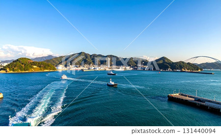 晴朗天空下的港口和渡輪 131440094