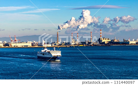 停泊在港口渡輪碼頭的渡輪 131440097