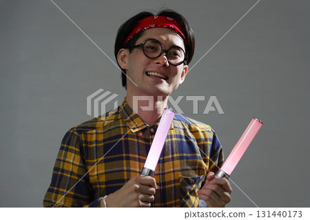 拿著筆電的秋葉原風格男子 131440173