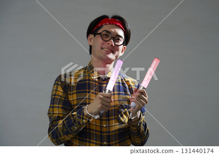 拿著筆電的秋葉原風格男子 131440174