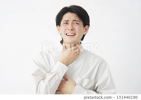 男人喉嚨痛白色背景 131440190