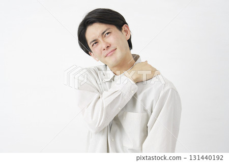 男性僵硬的肩白色背景 131440192