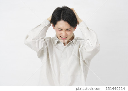 20 多歲男子抱著頭，白色背景 131440214
