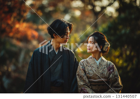 身著和服的男女欣賞秋葉 身著和服的男女欣賞秋葉 131440507