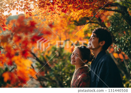 身著和服的男女欣賞秋葉 身著和服的男女欣賞秋葉 131440508