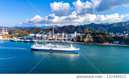 一艘渡輪穿梭於港口和對岸的工業區之間 131440521