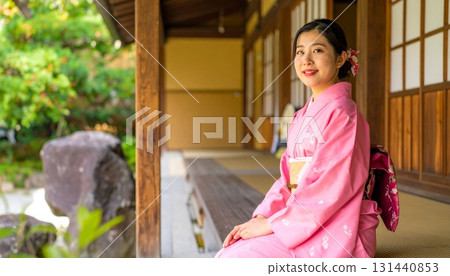 一位身穿粉紅色和服、以正座姿勢坐在日式房間的女性 131440853