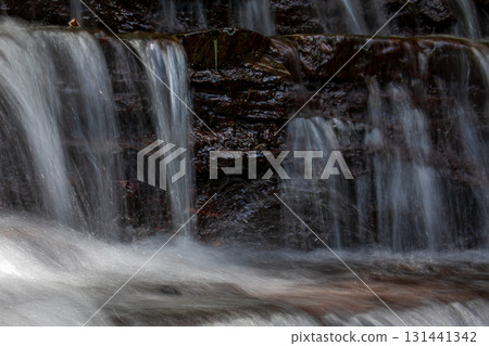 多層岩石上傾瀉而下的瀑布 多層岩石上傾瀉而下的瀑布 131441342