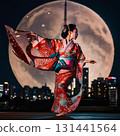 一位身穿紅色和服的女子在滿月之夜跳舞，東京的夜景 131441564