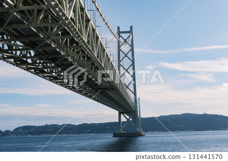 從舞子公園眺望黃昏的明石海峽大橋和淡路島 從舞子公園眺望黃昏的明石海峽大橋和淡路島 131441570
