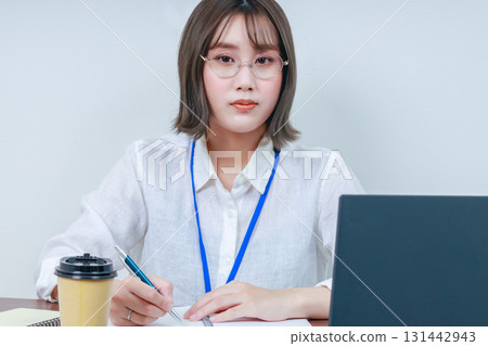 一位女士在辦公桌前工作的特寫鏡頭 一位女士在辦公桌前工作的特寫鏡頭 131442943