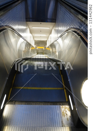 Escalator Escalator 131442962