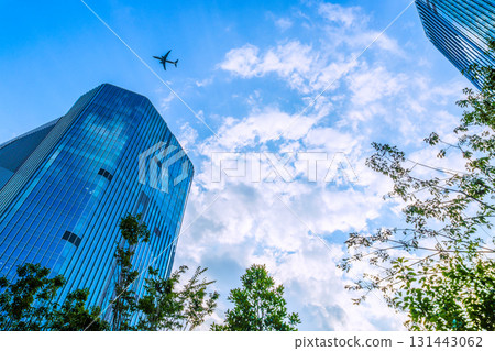 日本東京城市景觀。高輪Gateway站前的高輪Gateway City景觀。天空中的飛機（F系列） 131443062