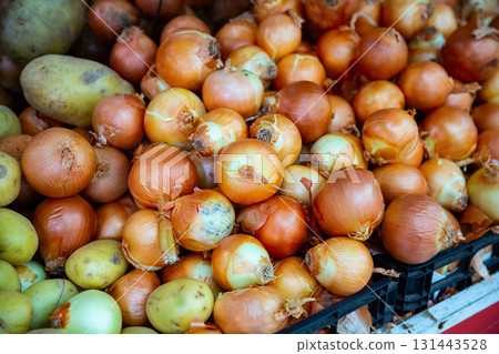 Fresh onions in plastic box 131443528