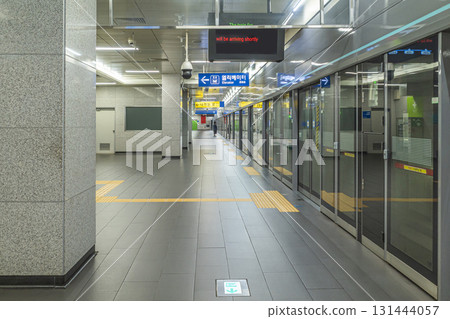 韓國首爾地鐵月台 131444057