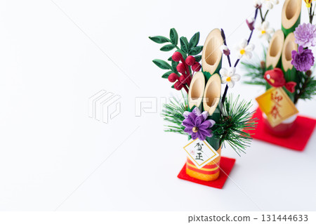 白色背景的新年鬆樹裝飾 131444633