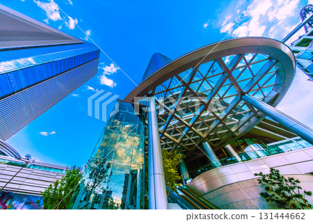 日本東京城市景觀。高輪Gateway站前的高輪Gateway城市景觀。背景中的飛機（G系列） 131444662