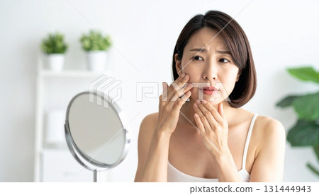 Senior women who skincare Senior women who skincare 131444943