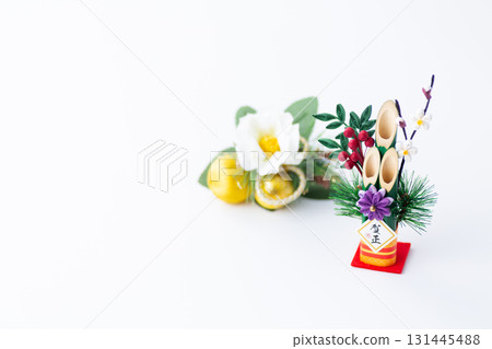 白色背景的新年鬆樹裝飾 131445488
