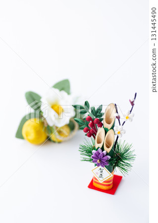 白色背景的新年鬆樹裝飾 131445490