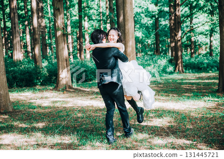 在鬱鬱蔥蔥的綠樹中拍攝婚紗照 131445721