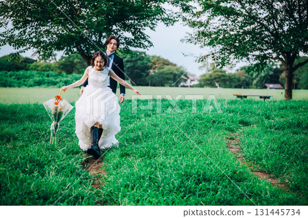 Wedding photos in the midst of lush greenery Wedding photos in the midst of lush greenery 131445734