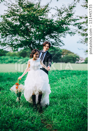 Wedding photos in the midst of lush greenery Wedding photos in the midst of lush greenery 131445735
