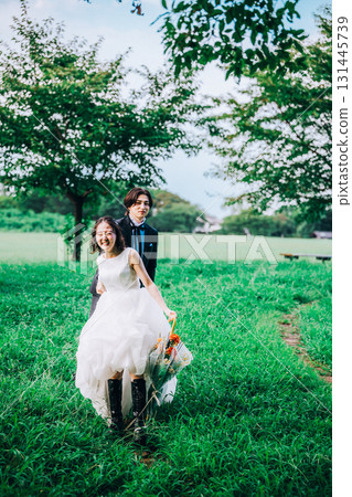 Wedding photos in the midst of lush greenery Wedding photos in the midst of lush greenery 131445739