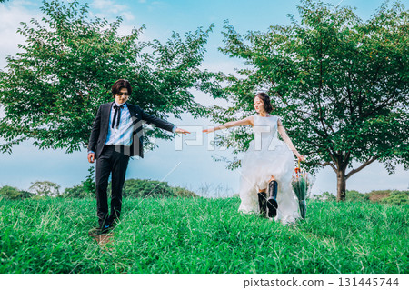 Wedding photos in the midst of lush greenery 131445744