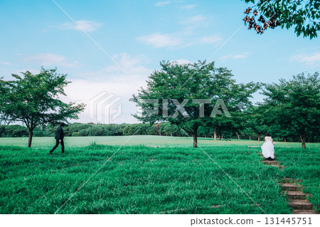 在鬱鬱蔥蔥的綠樹中拍攝婚紗照 131445751