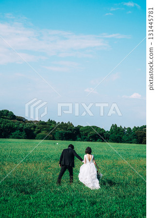 Wedding photos in the midst of lush greenery 131445781