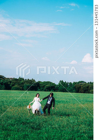 Wedding photos in the midst of lush greenery 131445783