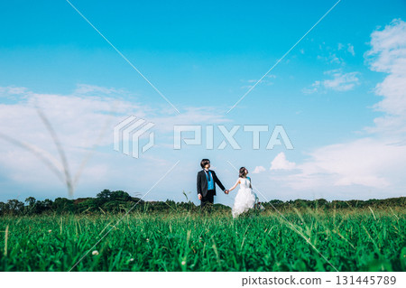 在鬱鬱蔥蔥的綠樹中拍攝婚紗照 131445789