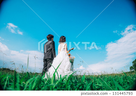 在鬱鬱蔥蔥的綠樹中拍攝婚紗照 131445793