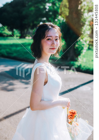 在鬱鬱蔥蔥的綠樹中拍攝婚紗照 131445808