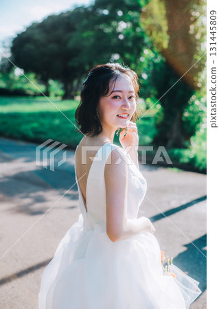 在鬱鬱蔥蔥的綠樹中拍攝婚紗照 131445809