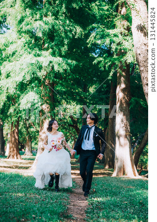 Wedding photos in the midst of lush greenery 131445824