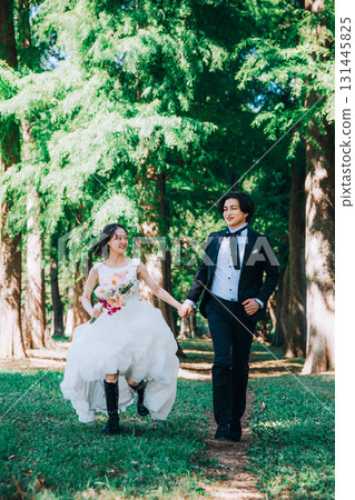 Wedding photos in the midst of lush greenery Wedding photos in the midst of lush greenery 131445825